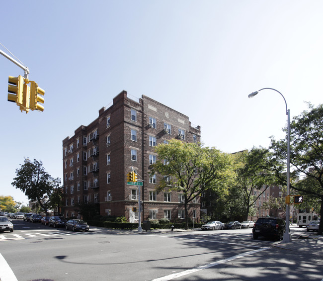 Winthrop Apartments in Forest Hills, NY - Building Photo - Building Photo