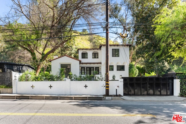 1800 Benedict Canyon Drive in Beverly Hills, CA - Building Photo - Building Photo