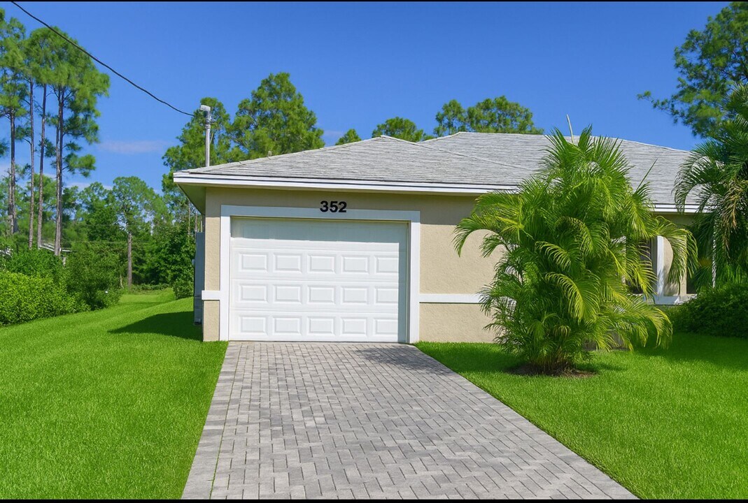 352 Justice Ave in Lehigh Acres, FL - Foto de edificio