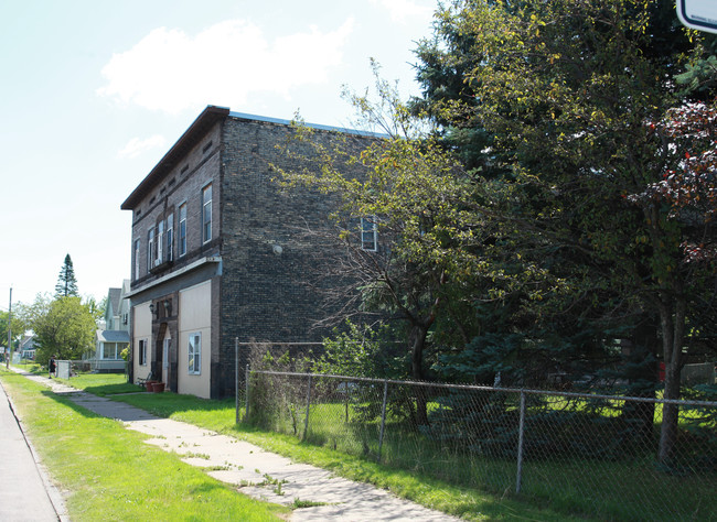 1516 Broadway St in Superior, WI - Foto de edificio - Building Photo