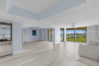 7020 Half Moon Cir in Hypoluxo, FL - Building Photo - Building Photo