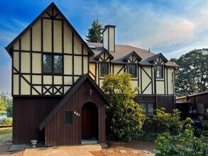 441 W D St in Springfield, OR - Building Photo - Building Photo