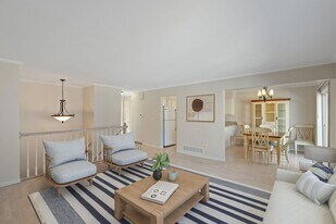 6140 Creek View Trail, Unit 8 in Minnetonka, MN - Building Photo
