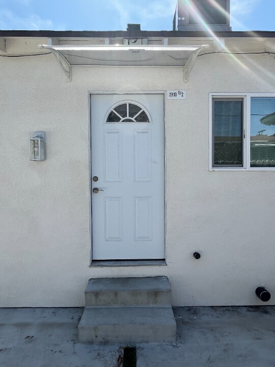 2910 S Budlong Ave in Los Angeles, CA - Building Photo