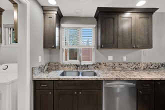 Woodglen Terrace Apartments in Modesto, CA - Foto de edificio - Building Photo