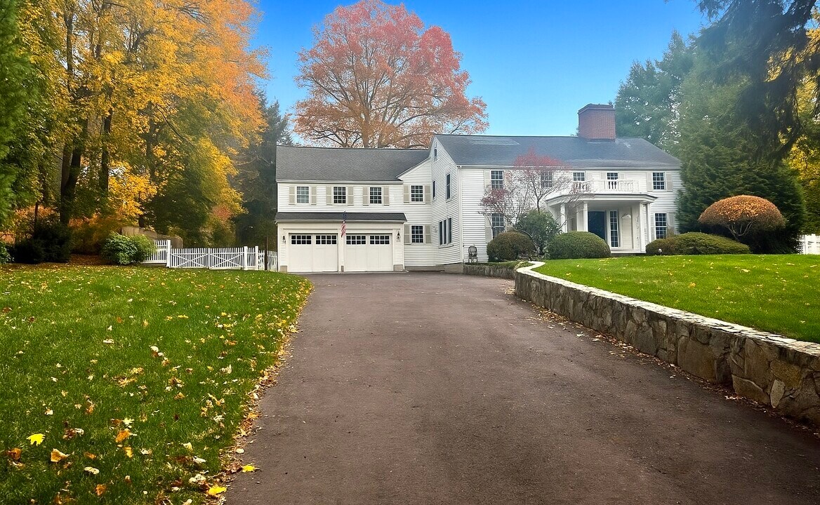 142 Brookside Rd in Darien, CT - Building Photo