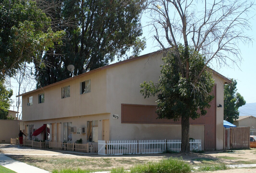 903 N Vicentia Ave in Corona, CA - Building Photo