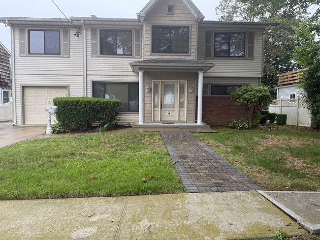 1357 Kew Ave in Hewlett, NY - Building Photo - Building Photo