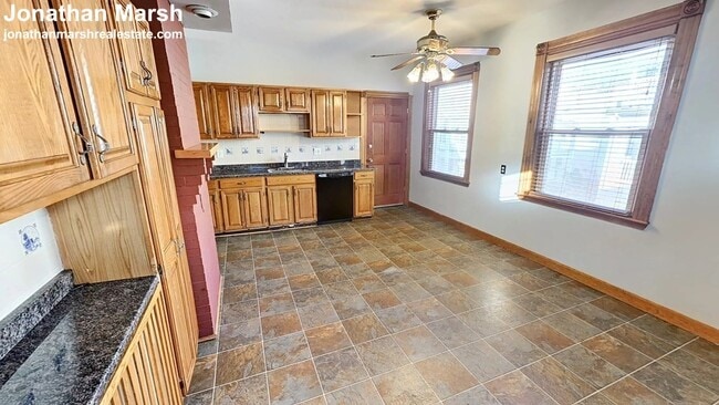 18 Pleasant St, Unit 1 in Boston, MA - Foto de edificio - Building Photo