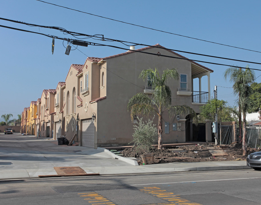 Bella Townhomes in Lomita, CA - Foto de edificio