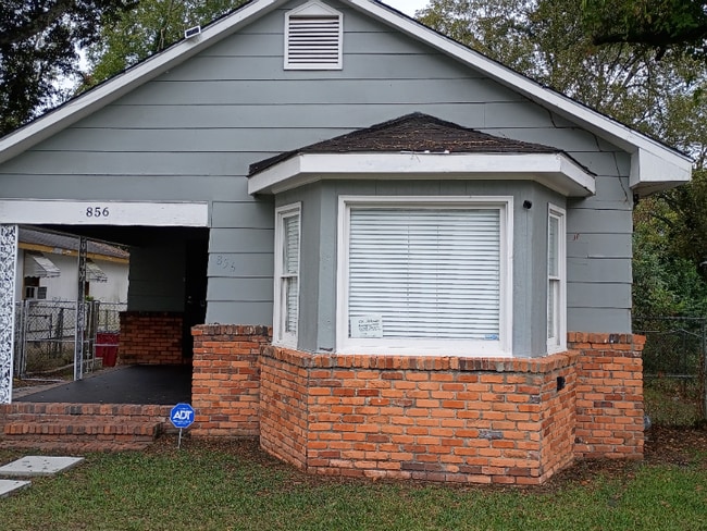 856 Center St