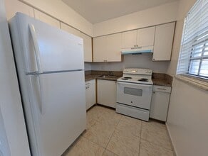 208 NW 43rd Ct in Oakland Park, FL - Building Photo - Building Photo