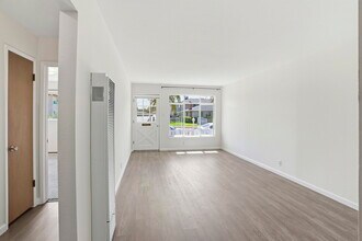 2105 Royal Dr, Unit #1 Front in Santa Clara, CA - Foto de edificio - Building Photo