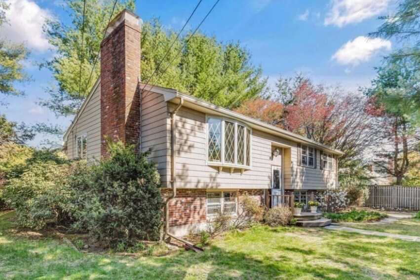 30 Valleyfield St in Lexington, MA - Foto de edificio