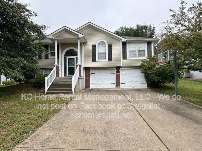 property at 625 NW Rosaceae Dr