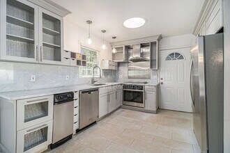 2570 Northside Dr NW in Atlanta, GA - Building Photo - Building Photo