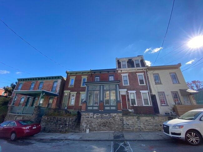 74 E Church Ln in Philadelphia, PA - Foto de edificio - Building Photo