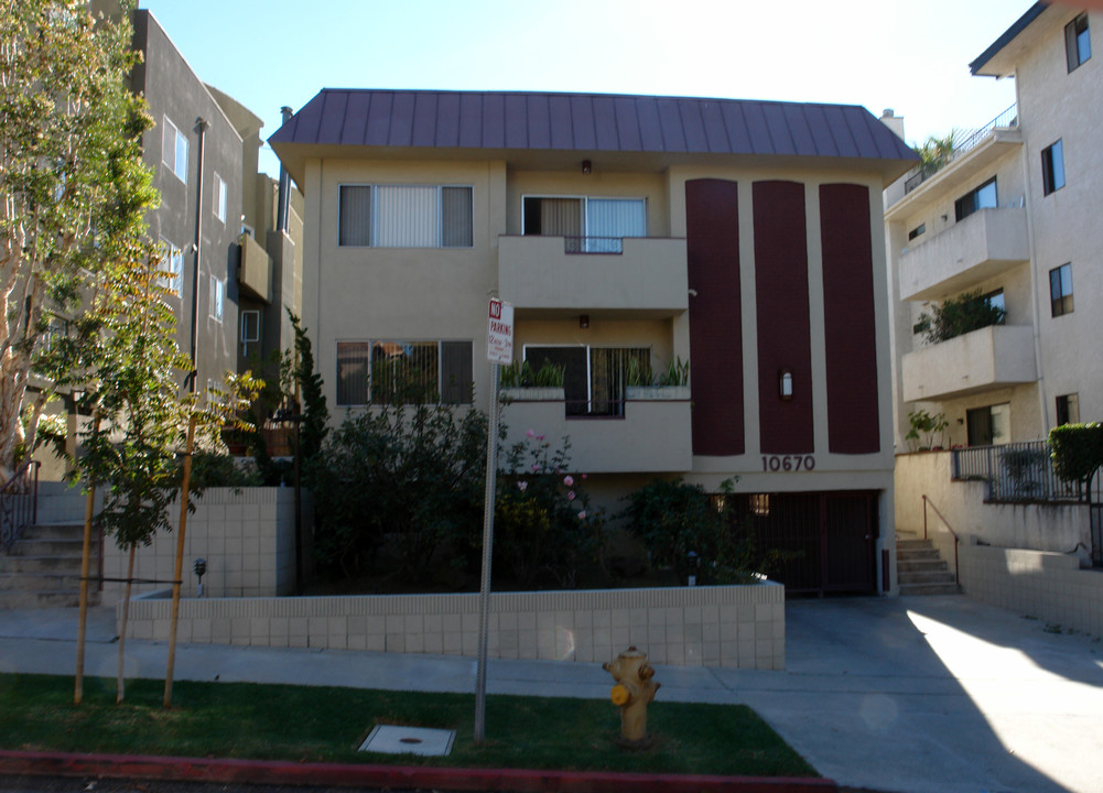 10670 Wilkins Ave in Los Angeles, CA - Building Photo