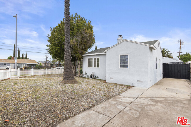 7560 Irvine Ave in Los Angeles, CA - Building Photo - Building Photo