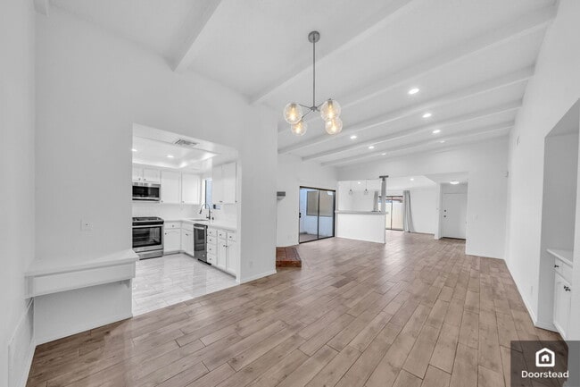 7239 Balboa Blvd in Van Nuys, CA - Building Photo - Building Photo