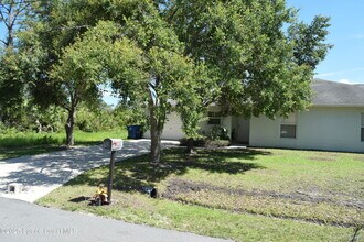 1650 Chamorro St SE in Palm Bay, FL - Building Photo - Building Photo