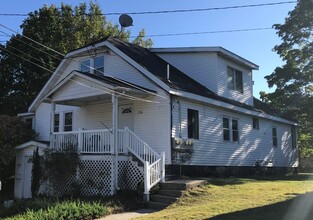 236 Union St in Millis, MA - Foto de edificio - Building Photo