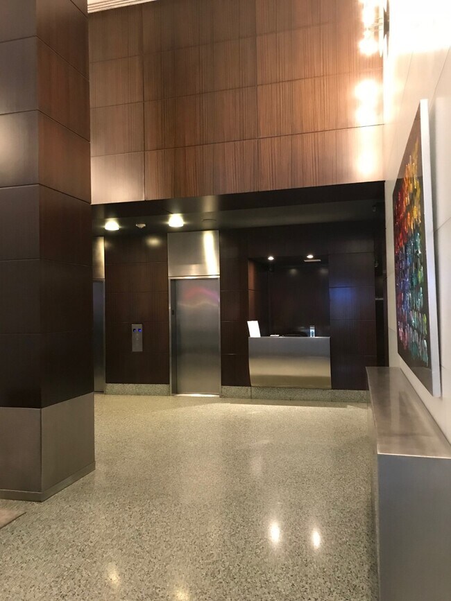 100 W 58th St in New York, NY - Building Photo - Building Photo