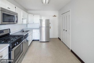 3705 S George Mason Dr, Unit 1412S in Falls Church, VA - Foto de edificio - Building Photo