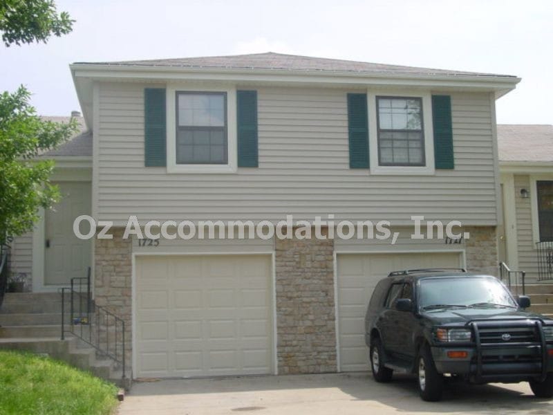 1725 W Spruce St in Olathe, KS - Building Photo