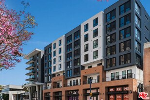 250 E Broadway in Long Beach, CA - Building Photo