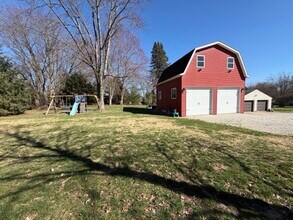 195 Washburn Rd in Tallmadge, OH - Foto de edificio - Building Photo
