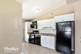 2420 Cherry, Unit C-201 in Black Jack, MO - Foto de edificio - Building Photo