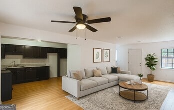 6354 Shannon Pkwy in Union City, GA - Foto de edificio - Building Photo