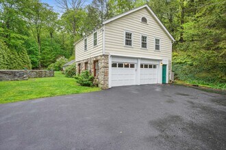 321 Riversville Rd in Greenwich, CT - Building Photo - Building Photo