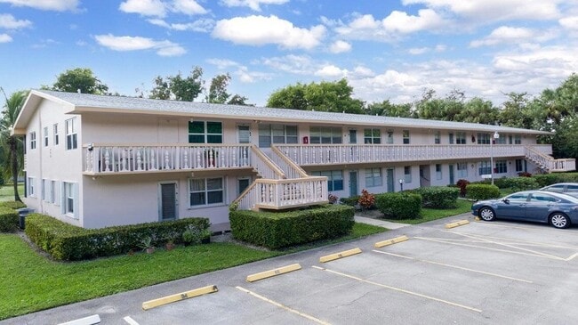 99 Sussex E in West Palm Beach, FL - Building Photo - Building Photo