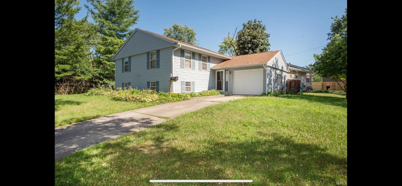 2117 Hiawatha Ln in Lafayette, IN - Building Photo