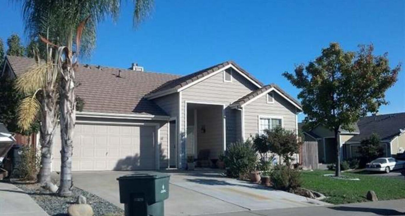 8573 Charente Way in Elk Grove, CA - Building Photo