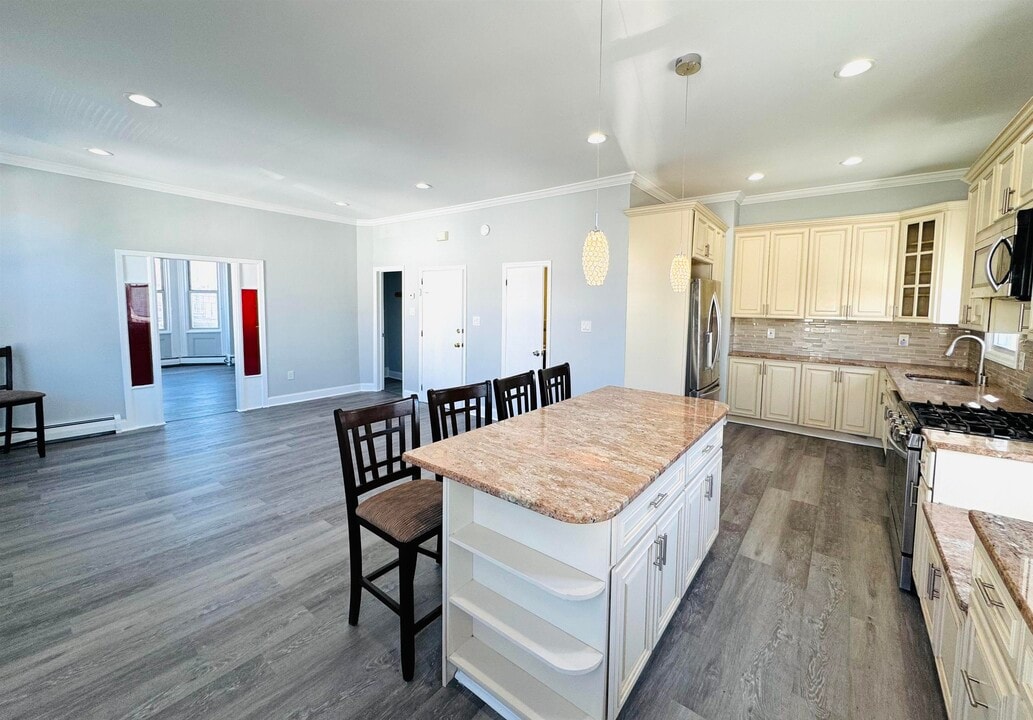 527 12th St in Union City, NJ - Building Photo