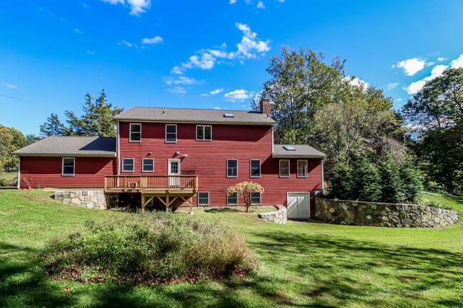 85 Ironworks Hill Rd in Brookfield, CT - Building Photo - Building Photo