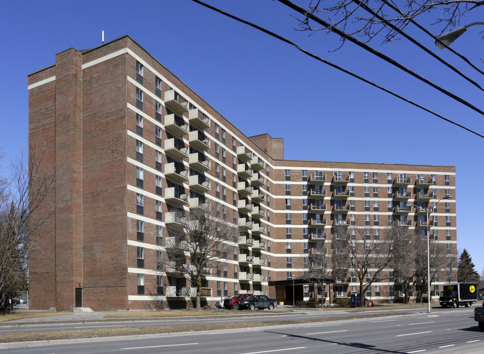 Meadowbrook Place in Ottawa, ON - Building Photo