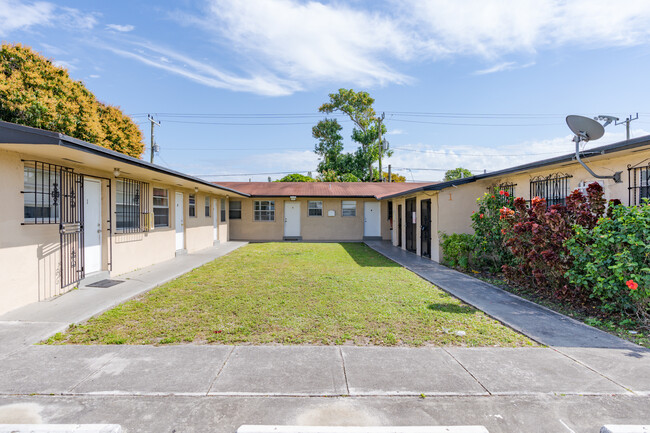 500 Jann Ave in Opa Locka, FL - Foto de edificio - Building Photo