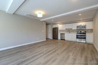 32 Portland Ave-Unit -Unit #1 in Redding, CT - Building Photo - Building Photo