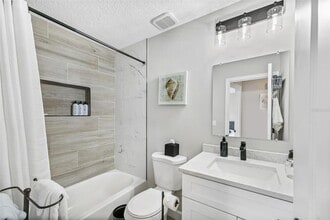 7113 Regina Dr in Englewood, FL - Building Photo - Building Photo