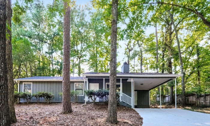 5205 Birdlake Dr NW in Lilburn, GA - Building Photo