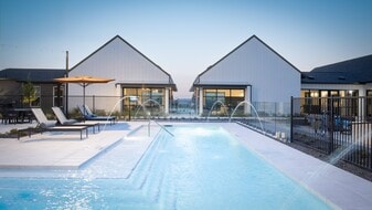 Ascent at Mountain Creek in Dallas, TX - Building Photo