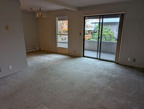 922 100th Ave NE, Unit 112 in Bellevue, WA - Foto de edificio - Building Photo