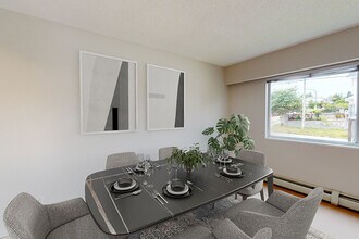 Linwood Court in Burnaby, BC - Building Photo - Building Photo