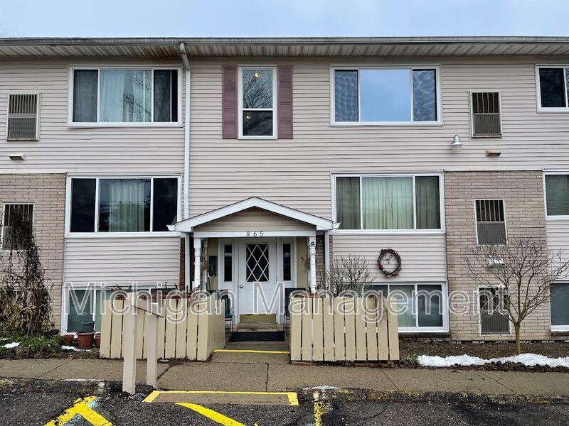865 E Summit St in Milford, MI - Building Photo