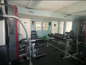 1940 Highland Ave in Los Angeles, CA - Foto de edificio - Building Photo