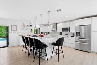 1320 SW 102nd Pl in Miami, FL - Building Photo - Building Photo